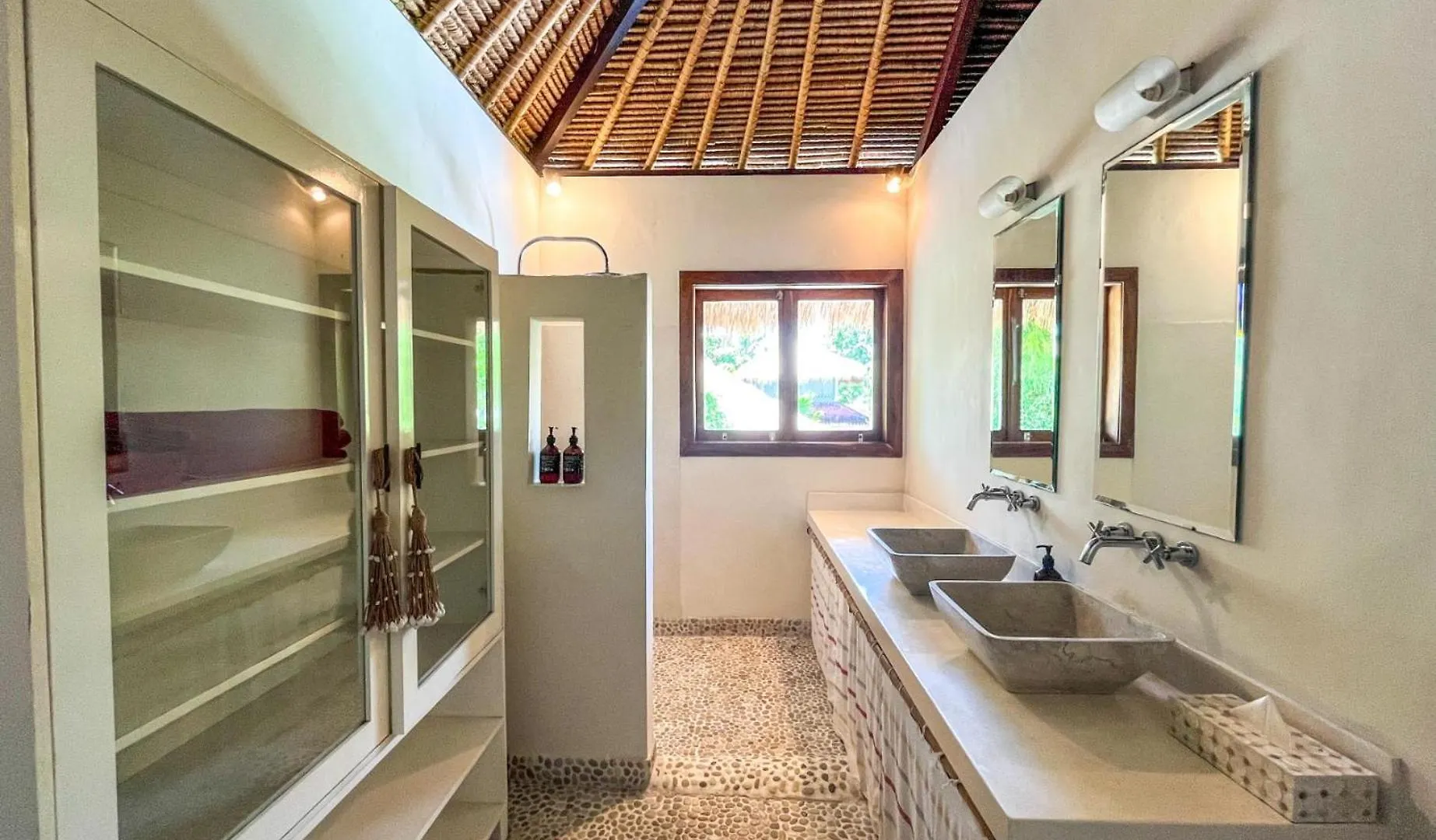 Villa Nak - Charming 4Br Family-Friendly Villa, Walking Distance To Seminyak Beach 0*, סמיניאק